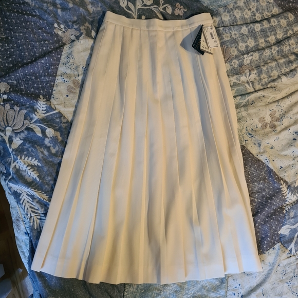 Cream Color Hawksley & Wight Woolmark Pleated Classic Skirt. Size 10-12 - Picture 11 of 11